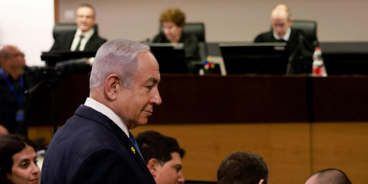 Julgamento de Netanyahu sofre novo adiamento após cancelamento de audiência em Israel.
