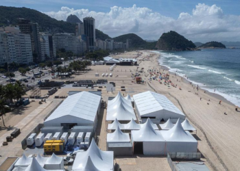 CREA-RJ vai autuar empresa após morte de operário na montagem do palco de Shakira em Copacabana. Conselho cobra documentos da produtora.