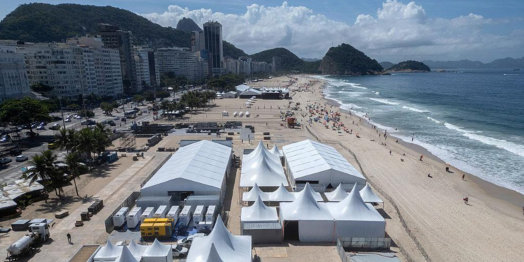 CREA-RJ vai autuar empresa após morte de operário na montagem do palco de Shakira em Copacabana. Conselho cobra documentos da produtora.