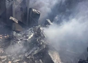 Queda de avião em Capão da Canoa deixa quatro mortos. Restaurante atingido estava fechado.
