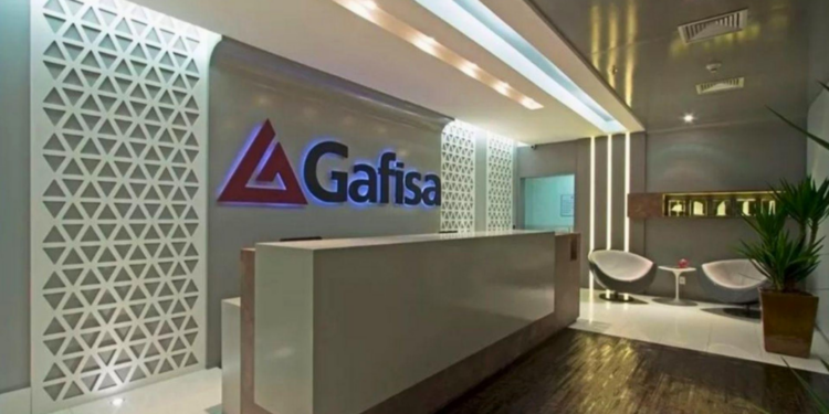 Gafisa volta ao centro de disputa judicial após acusações de blindagem patrimonial. Processos citam fundo Bergamo, Banco Master e dívidas milionárias.