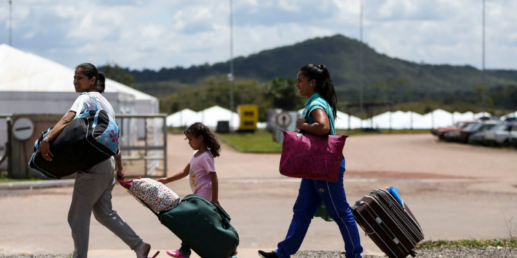 Governo desmente fake news sobre pagamento a refugiados no Brasil