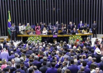Proposta de redução da jornada de trabalho pode virar regra constitucional no país.