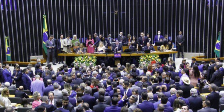 Proposta de redução da jornada de trabalho pode virar regra constitucional no país.