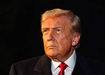 Donald Trump reafirma parceria estratégica entre EUA e Israel, comenta críticas sobre declarações envolvendo o Irã e aborda tensões no Estreito de Ormuz em meio a trégua recente.