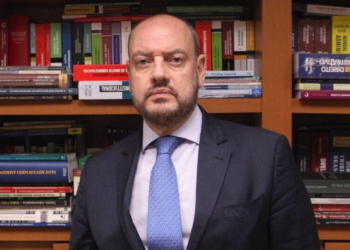 Governo interino do RJ supera 550 exonerações e amplia auditoria em contratos públicos.