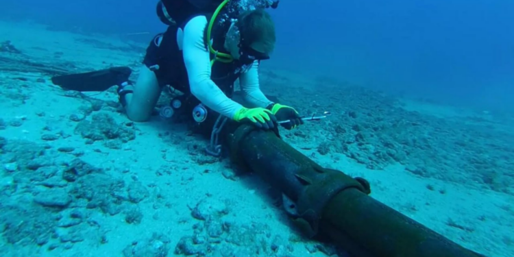 Cabos submarinos sustentam a internet global e enfrentam riscos de guerra, sabotagem e acidentes com impacto econômico imediato.