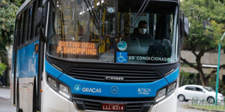 Nova lei no Rio combate violência contra mulheres no transporte público e privado.