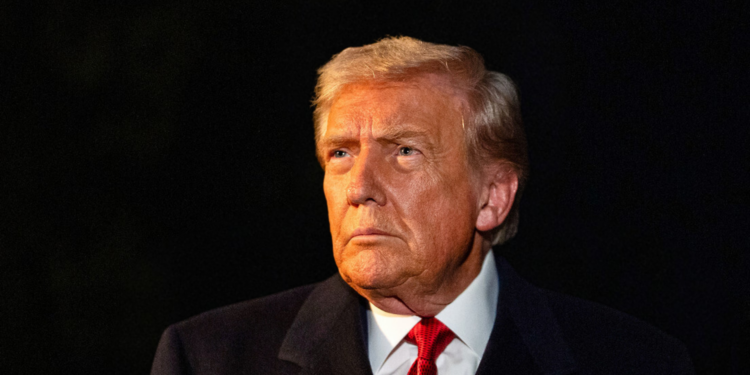 Donald Trump reafirma parceria estratégica entre EUA e Israel, comenta críticas sobre declarações envolvendo o Irã e aborda tensões no Estreito de Ormuz em meio a trégua recente.
