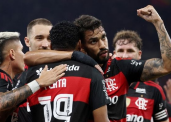 Flamengo vence o Santos de virada no Maracanã, chega aos 17 pontos e entra na briga pelo G4 do Brasileirão.