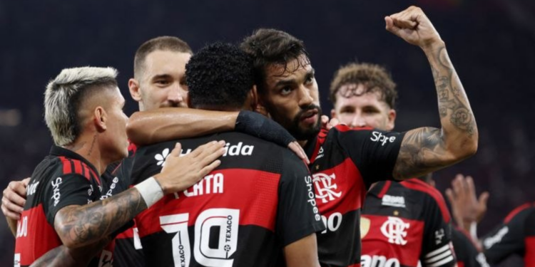 Flamengo vence o Santos de virada no Maracanã, chega aos 17 pontos e entra na briga pelo G4 do Brasileirão.