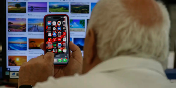 Idosos brasileiros estão cada vez mais conectados. Inclusão digital amplia autonomia, fortalece vínculos sociais e melhora a qualidade de vida da terceira idade.