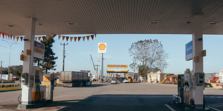 Presidente da Petrobras afirma que Brasil pode se tornar autossuficiente em diesel em cinco anos, reduzindo dependência externa.