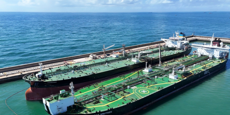 Vast movimenta petróleo do pré-sal em operação inédita com a ExxonMobil e reforça capacidade logística do Porto do Açu.