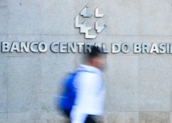 Dados do Banco Central mostram que juros seguem altos no Brasil, elevando o endividamento das famílias, ampliando o uso do crédito e pressionando a inadimplência.