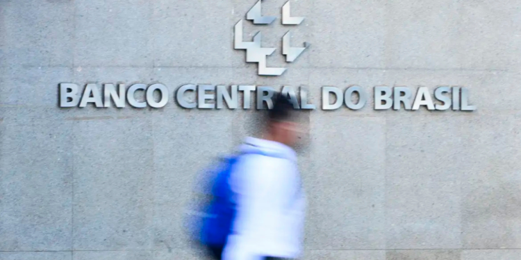 Dados do Banco Central mostram que juros seguem altos no Brasil, elevando o endividamento das famílias, ampliando o uso do crédito e pressionando a inadimplência.