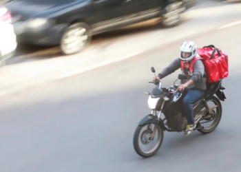 Nova regra obriga aplicativos de transporte e delivery a detalharem preços cobrados dos usuários. Fiscalização já começou e prevê multas em caso de descumprimento.