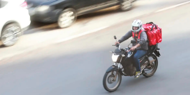 Nova regra obriga aplicativos de transporte e delivery a detalharem preços cobrados dos usuários. Fiscalização já começou e prevê multas em caso de descumprimento.
