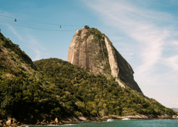Crea-RJ anuncia autuação e multa após morte de trabalhador na montagem do palco do show de Shakira em Copacabana. Polícia investiga possível negligência.