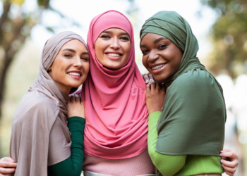 Levantamento da USP mostra que 80% das mulheres muçulmanas no Brasil já enfrentaram discriminação. Estudo evidencia persistência da islamofobia e subnotificação de casos.