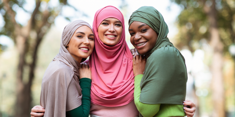 Levantamento da USP mostra que 80% das mulheres muçulmanas no Brasil já enfrentaram discriminação. Estudo evidencia persistência da islamofobia e subnotificação de casos.