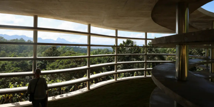 Inhotim comemora 20 anos com novas obras que exploram arte contemporânea, ancestralidade e meio ambiente em Brumadinho.
