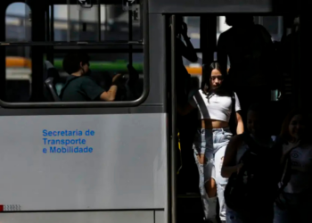 Campanha no Rio de Janeiro vai treinar mais de 18 mil rodoviários para combater assédio e violência contra mulheres em ônibus urbanos.