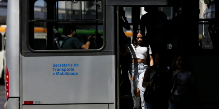 Campanha no Rio de Janeiro vai treinar mais de 18 mil rodoviários para combater assédio e violência contra mulheres em ônibus urbanos.