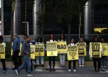 Protesto no Rio critica energia cara e cobra mudanças na Petrobras após lucro elevado.