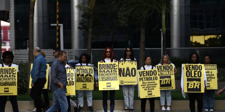 Protesto no Rio critica energia cara e cobra mudanças na Petrobras após lucro elevado.