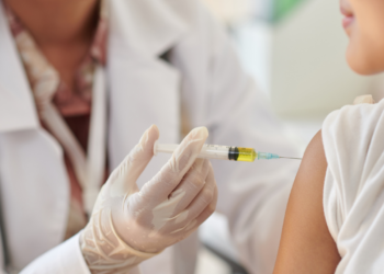 Campanha de vacinação contra a gripe no Rio já aplicou 240 mil doses. SUS oferece imunização gratuita até 30 de maio.