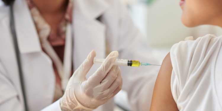 Campanha de vacinação contra a gripe no Rio já aplicou 240 mil doses. SUS oferece imunização gratuita até 30 de maio.
