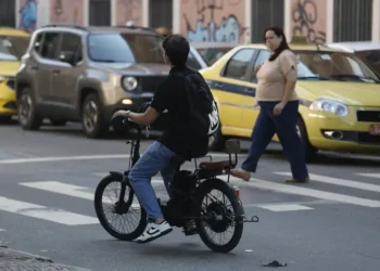 Novas normas para micromobilidade no Rio de Janeiro entram em vigor e levantam debate sobre segurança, acesso e infraestrutura urbana.