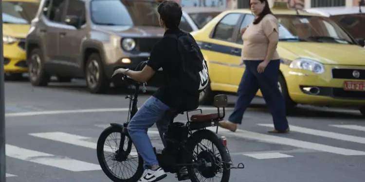 Novas normas para micromobilidade no Rio de Janeiro entram em vigor e levantam debate sobre segurança, acesso e infraestrutura urbana.