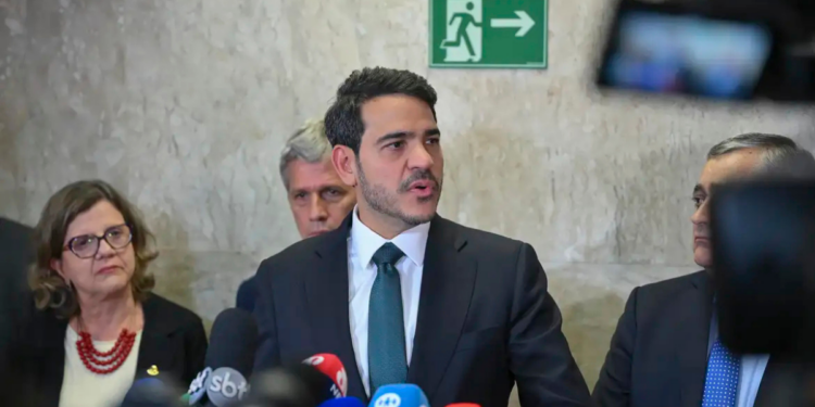 Jorge Messias comenta rejeição de sua indicação ao STF pelo Senado, agradece votos recebidos e afirma respeitar decisão democrática após sabatina no Congresso.