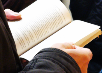 Número de consumidores de livros cresce no Brasil em 2025, com destaque para jovens e fortalecimento de comunidades de leitura.
