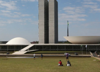 Decisão de Davi Alcolumbre sobre veto ao PL da Dosimetria provoca impasse no Congresso e reacende debate sobre penas dos atos de 8 de janeiro.
