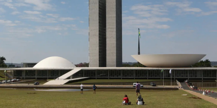 Decisão de Davi Alcolumbre sobre veto ao PL da Dosimetria provoca impasse no Congresso e reacende debate sobre penas dos atos de 8 de janeiro.