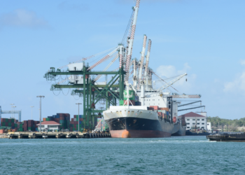 Preço do petróleo sobe após tensões no Oriente Médio, fechamento do Estreito de Ormuz e saída dos Emirados Árabes Unidos da Opep, afetando o mercado global.