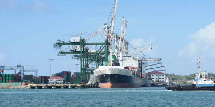 Preço do petróleo sobe após tensões no Oriente Médio, fechamento do Estreito de Ormuz e saída dos Emirados Árabes Unidos da Opep, afetando o mercado global.