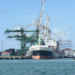 Preço do petróleo sobe após tensões no Oriente Médio, fechamento do Estreito de Ormuz e saída dos Emirados Árabes Unidos da Opep, afetando o mercado global.