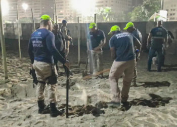 Prefeitura do Rio apreende alimentos enterrados na areia de Copacabana durante operação de fiscalização antes do show de Shakira neste sábado (2).