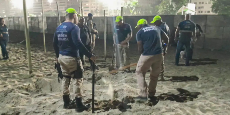Prefeitura do Rio apreende alimentos enterrados na areia de Copacabana durante operação de fiscalização antes do show de Shakira neste sábado (2).