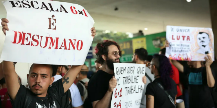 Conheça a origem do Dia do Trabalhador, celebrado em 1º de maio, e entenda seu significado histórico e atual nas relações de trabalho.