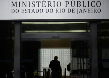 Operação do Ministério Público do Rio prende cinco suspeitos ligados ao jogo do bicho na Zona Oeste. Ação apreendeu armas, máquinas e investiga organização criminosa.