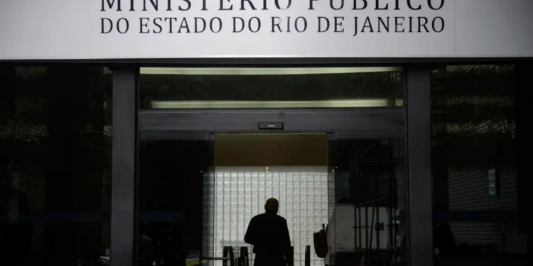 Operação do Ministério Público do Rio prende cinco suspeitos ligados ao jogo do bicho na Zona Oeste. Ação apreendeu armas, máquinas e investiga organização criminosa.