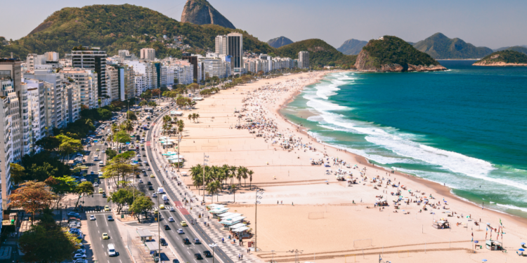 Rio se prepara para show de Shakira em Copacabana com expectativa de 2 milhões de pessoas, alta ocupação hoteleira e impacto econômico milionário.
