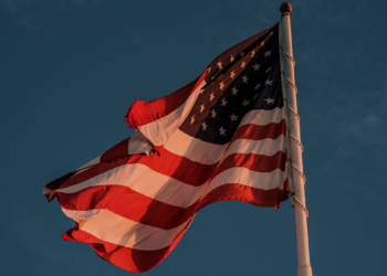 Estados Unidos articulam coalizão internacional para proteger o Estreito de Ormuz após escalada de conflito no Oriente Médio. Entenda o cenário de tensão, bloqueio naval e impasse diplomático entre EUA e Irã.