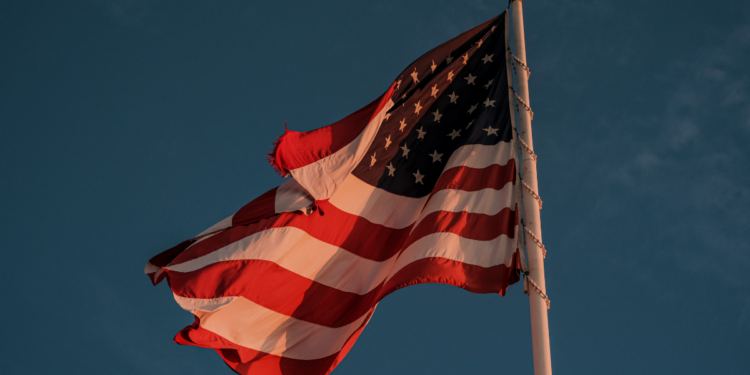 Estados Unidos articulam coalizão internacional para proteger o Estreito de Ormuz após escalada de conflito no Oriente Médio. Entenda o cenário de tensão, bloqueio naval e impasse diplomático entre EUA e Irã.