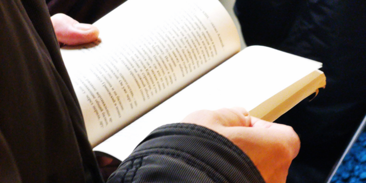 Número de consumidores de livros cresce no Brasil em 2025, com destaque para jovens e fortalecimento de comunidades de leitura.